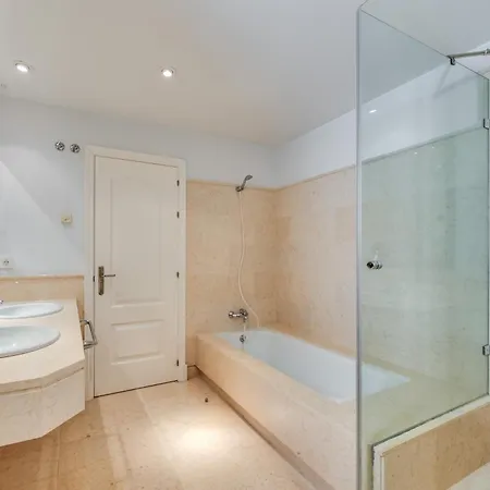 Spacious 2-bed Capanes Del Golf * Benahavis