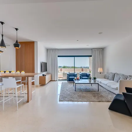 Apartment Spacious 2-bed Capanes Del Golf